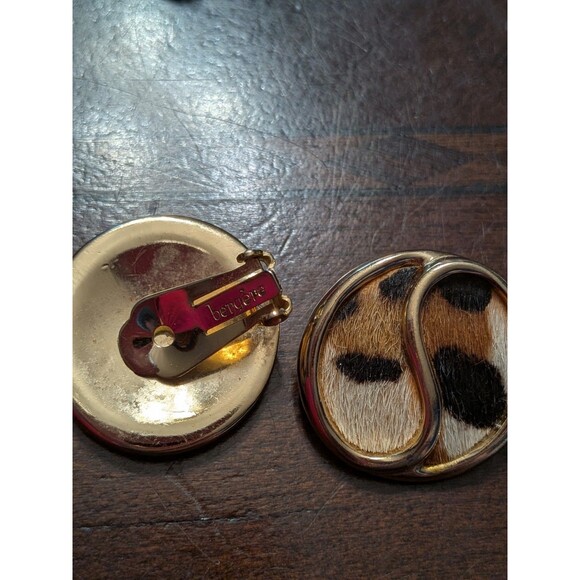 VINTAGE Bergere Clip-On Earrings Calico Cow Hair YIN-YANG Gold Tone 80s - Picture 2 of 6